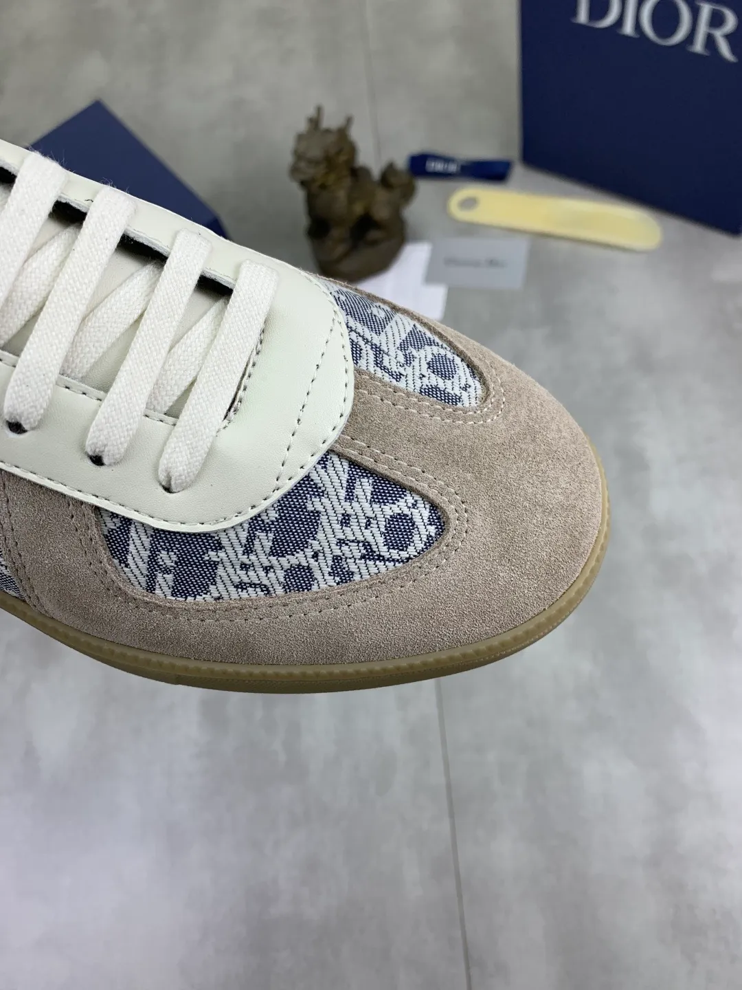 Men's shoes 💰P360 New Dior B01 moral training shoes, white first-layer cowhide, original molded outsole. New to the fall collection, this sneaker marks the return of a Dior classic, reinterpreted in a stylish and elegant silhouette. Crafted from white smooth first-grain cowhide with a tonal silk sheepskin lining, it features the Dior logo on the tongue and inner sides, and a CD icon on the heel. Paired with Tpu anti-slip soles of the same color, it can be matched with various styles to create a sophisticated look.  Code number: 38-44